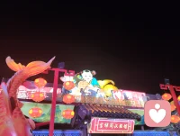 津门古巷夜舞丽人赋！
 
时维津沽杨柳青之良宵，夜色溶溶，华灯铺巷。余漫步古街，忽睹佳人临阶起舞，恍若洛水神女倏降人间，步履轻扬，风姿绰绝。
 
尔其形也：翩若惊鸿，婉若游龙。罗袂随风舒卷，广袖漫卷星河。抬腕如揽檐间明月，旋身似逐檐底流萤。腰肢婉转，若柳枝迎风摇曳；步履轻盈，似踏云凌波而行。明眸流转，含淡淡温婉；笑靥微扬，漾几许柔情。灯光映于衣袂，光影随身姿婉转起落，一颦一动，皆藏清雅气韵。
 
当她舒袖旋舞之时，街巷游人皆驻足凝神，喧嚣悄然沉寂。俗世奔波带来的焦虑内耗，紧绷压抑的万千愁绪，尽数随灵动舞姿慢慢消散。心理学中，极致优美的视觉审美能够锚定涣散的心神，而这支古典舞姿，便是抚慰灵魂最好的解药。
 
洛神凌波，以仙姿惊艳洛水；佳人踏夜，以舞姿治愈凡尘。没有居高的疏离，只有温柔舒展的气韵，将松弛与美好传递给每一个驻足看客。一曲舞毕，余韵悠长，凡观舞者，皆卸下心头桎梏，重拾内心安宁，于烟火夜色里，觅得片刻自在清欢。配图