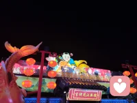 津门古巷夜舞丽人赋！
 
时维津沽杨柳青之良宵，夜色溶溶，华灯铺巷。余漫步古街，忽睹佳人临阶起舞，恍若洛水神女倏降人间，步履轻扬，风姿绰绝。
 
尔其形也：翩若惊鸿，婉若游龙。罗袂随风舒卷，广袖漫卷星河。抬腕如揽檐间明月，旋身似逐檐底流萤。腰肢婉转，若柳枝迎风摇曳；步履轻盈，似踏云凌波而行。明眸流转，含淡淡温婉；笑靥微扬，漾几许柔情。灯光映于衣袂，光影随身姿婉转起落，一颦一动，皆藏清雅气韵。
 
当她舒袖旋舞之时，街巷游人皆驻足凝神，喧嚣悄然沉寂。俗世奔波带来的焦虑内耗，紧绷压抑的万千愁绪，尽数随灵动舞姿慢慢消散。心理学中，极致优美的视觉审美能够锚定涣散的心神，而这支古典舞姿，便是抚慰灵魂最好的解药。
 
洛神凌波，以仙姿惊艳洛水；佳人踏夜，以舞姿治愈凡尘。没有居高的疏离，只有温柔舒展的气韵，将松弛与美好传递给每一个驻足看客。一曲舞毕，余韵悠长，凡观舞者，皆卸下心头桎梏，重拾内心安宁，于烟火夜色里，觅得片刻自在清欢。配图