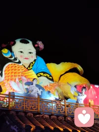 津门古巷夜舞丽人赋！
 
时维津沽杨柳青之良宵，夜色溶溶，华灯铺巷。余漫步古街，忽睹佳人临阶起舞，恍若洛水神女倏降人间，步履轻扬，风姿绰绝。
 
尔其形也：翩若惊鸿，婉若游龙。罗袂随风舒卷，广袖漫卷星河。抬腕如揽檐间明月，旋身似逐檐底流萤。腰肢婉转，若柳枝迎风摇曳；步履轻盈，似踏云凌波而行。明眸流转，含淡淡温婉；笑靥微扬，漾几许柔情。灯光映于衣袂，光影随身姿婉转起落，一颦一动，皆藏清雅气韵。
 
当她舒袖旋舞之时，街巷游人皆驻足凝神，喧嚣悄然沉寂。俗世奔波带来的焦虑内耗，紧绷压抑的万千愁绪，尽数随灵动舞姿慢慢消散。心理学中，极致优美的视觉审美能够锚定涣散的心神，而这支古典舞姿，便是抚慰灵魂最好的解药。
 
洛神凌波，以仙姿惊艳洛水；佳人踏夜，以舞姿治愈凡尘。没有居高的疏离，只有温柔舒展的气韵，将松弛与美好传递给每一个驻足看客。一曲舞毕，余韵悠长，凡观舞者，皆卸下心头桎梏，重拾内心安宁，于烟火夜色里，觅得片刻自在清欢。配图