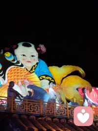 津门古巷夜舞丽人赋！
 
时维津沽杨柳青之良宵，夜色溶溶，华灯铺巷。余漫步古街，忽睹佳人临阶起舞，恍若洛水神女倏降人间，步履轻扬，风姿绰绝。
 
尔其形也：翩若惊鸿，婉若游龙。罗袂随风舒卷，广袖漫卷星河。抬腕如揽檐间明月，旋身似逐檐底流萤。腰肢婉转，若柳枝迎风摇曳；步履轻盈，似踏云凌波而行。明眸流转，含淡淡温婉；笑靥微扬，漾几许柔情。灯光映于衣袂，光影随身姿婉转起落，一颦一动，皆藏清雅气韵。
 
当她舒袖旋舞之时，街巷游人皆驻足凝神，喧嚣悄然沉寂。俗世奔波带来的焦虑内耗，紧绷压抑的万千愁绪，尽数随灵动舞姿慢慢消散。心理学中，极致优美的视觉审美能够锚定涣散的心神，而这支古典舞姿，便是抚慰灵魂最好的解药。
 
洛神凌波，以仙姿惊艳洛水；佳人踏夜，以舞姿治愈凡尘。没有居高的疏离，只有温柔舒展的气韵，将松弛与美好传递给每一个驻足看客。一曲舞毕，余韵悠长，凡观舞者，皆卸下心头桎梏，重拾内心安宁，于烟火夜色里，觅得片刻自在清欢。配图