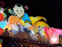 津门古巷夜舞丽人赋！
 
时维津沽杨柳青之良宵，夜色溶溶，华灯铺巷。余漫步古街，忽睹佳人临阶起舞，恍若洛水神女倏降人间，步履轻扬，风姿绰绝。
 
尔其形也：翩若惊鸿，婉若游龙。罗袂随风舒卷，广袖漫卷星河。抬腕如揽檐间明月，旋身似逐檐底流萤。腰肢婉转，若柳枝迎风摇曳；步履轻盈，似踏云凌波而行。明眸流转，含淡淡温婉；笑靥微扬，漾几许柔情。灯光映于衣袂，光影随身姿婉转起落，一颦一动，皆藏清雅气韵。
 
当她舒袖旋舞之时，街巷游人皆驻足凝神，喧嚣悄然沉寂。俗世奔波带来的焦虑内耗，紧绷压抑的万千愁绪，尽数随灵动舞姿慢慢消散。心理学中，极致优美的视觉审美能够锚定涣散的心神，而这支古典舞姿，便是抚慰灵魂最好的解药。
 
洛神凌波，以仙姿惊艳洛水；佳人踏夜，以舞姿治愈凡尘。没有居高的疏离，只有温柔舒展的气韵，将松弛与美好传递给每一个驻足看客。一曲舞毕，余韵悠长，凡观舞者，皆卸下心头桎梏，重拾内心安宁，于烟火夜色里，觅得片刻自在清欢。配图
