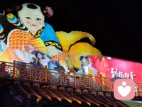 津门古巷夜舞丽人赋！
 
时维津沽杨柳青之良宵，夜色溶溶，华灯铺巷。余漫步古街，忽睹佳人临阶起舞，恍若洛水神女倏降人间，步履轻扬，风姿绰绝。
 
尔其形也：翩若惊鸿，婉若游龙。罗袂随风舒卷，广袖漫卷星河。抬腕如揽檐间明月，旋身似逐檐底流萤。腰肢婉转，若柳枝迎风摇曳；步履轻盈，似踏云凌波而行。明眸流转，含淡淡温婉；笑靥微扬，漾几许柔情。灯光映于衣袂，光影随身姿婉转起落，一颦一动，皆藏清雅气韵。
 
当她舒袖旋舞之时，街巷游人皆驻足凝神，喧嚣悄然沉寂。俗世奔波带来的焦虑内耗，紧绷压抑的万千愁绪，尽数随灵动舞姿慢慢消散。心理学中，极致优美的视觉审美能够锚定涣散的心神，而这支古典舞姿，便是抚慰灵魂最好的解药。
 
洛神凌波，以仙姿惊艳洛水；佳人踏夜，以舞姿治愈凡尘。没有居高的疏离，只有温柔舒展的气韵，将松弛与美好传递给每一个驻足看客。一曲舞毕，余韵悠长，凡观舞者，皆卸下心头桎梏，重拾内心安宁，于烟火夜色里，觅得片刻自在清欢。配图
