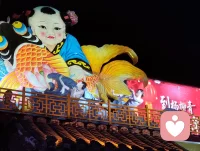 津门古巷夜舞丽人赋！
 
时维津沽杨柳青之良宵，夜色溶溶，华灯铺巷。余漫步古街，忽睹佳人临阶起舞，恍若洛水神女倏降人间，步履轻扬，风姿绰绝。
 
尔其形也：翩若惊鸿，婉若游龙。罗袂随风舒卷，广袖漫卷星河。抬腕如揽檐间明月，旋身似逐檐底流萤。腰肢婉转，若柳枝迎风摇曳；步履轻盈，似踏云凌波而行。明眸流转，含淡淡温婉；笑靥微扬，漾几许柔情。灯光映于衣袂，光影随身姿婉转起落，一颦一动，皆藏清雅气韵。
 
当她舒袖旋舞之时，街巷游人皆驻足凝神，喧嚣悄然沉寂。俗世奔波带来的焦虑内耗，紧绷压抑的万千愁绪，尽数随灵动舞姿慢慢消散。心理学中，极致优美的视觉审美能够锚定涣散的心神，而这支古典舞姿，便是抚慰灵魂最好的解药。
 
洛神凌波，以仙姿惊艳洛水；佳人踏夜，以舞姿治愈凡尘。没有居高的疏离，只有温柔舒展的气韵，将松弛与美好传递给每一个驻足看客。一曲舞毕，余韵悠长，凡观舞者，皆卸下心头桎梏，重拾内心安宁，于烟火夜色里，觅得片刻自在清欢。配图