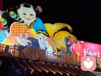 津门古巷夜舞丽人赋！
 
时维津沽杨柳青之良宵，夜色溶溶，华灯铺巷。余漫步古街，忽睹佳人临阶起舞，恍若洛水神女倏降人间，步履轻扬，风姿绰绝。
 
尔其形也：翩若惊鸿，婉若游龙。罗袂随风舒卷，广袖漫卷星河。抬腕如揽檐间明月，旋身似逐檐底流萤。腰肢婉转，若柳枝迎风摇曳；步履轻盈，似踏云凌波而行。明眸流转，含淡淡温婉；笑靥微扬，漾几许柔情。灯光映于衣袂，光影随身姿婉转起落，一颦一动，皆藏清雅气韵。
 
当她舒袖旋舞之时，街巷游人皆驻足凝神，喧嚣悄然沉寂。俗世奔波带来的焦虑内耗，紧绷压抑的万千愁绪，尽数随灵动舞姿慢慢消散。心理学中，极致优美的视觉审美能够锚定涣散的心神，而这支古典舞姿，便是抚慰灵魂最好的解药。
 
洛神凌波，以仙姿惊艳洛水；佳人踏夜，以舞姿治愈凡尘。没有居高的疏离，只有温柔舒展的气韵，将松弛与美好传递给每一个驻足看客。一曲舞毕，余韵悠长，凡观舞者，皆卸下心头桎梏，重拾内心安宁，于烟火夜色里，觅得片刻自在清欢。配图