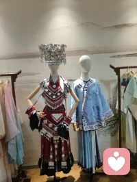 民族衣韵赋！民族的就是世界的！
 
津沽柳青古巷，藏各族风华。入饰衣雅肆，满目华裳罗列，苗银冠饰垂珠琳琅，苗绣裙裾织山河纹样，汉服素袂清雅，各域服饰自成风骨，一衣一饰皆载民族千年记忆。
 
观其形制：银冠叠翠，坠铃轻摇；织锦斑斓，针藏烟火。红衫盛热烈，青布蕴温婉，纹样纳山川鸟兽，配饰凝各族民俗情志。衣袂之间，是一方水土的浪漫，是世代传承的文脉底蕴，斑斓配色错落相映，一眼便摄人心神。
 
心理学有言，多元文化审美可拓宽内心边界，消解狭隘内耗。世人困于重复日常，心绪局促，驻足此间赏各族华服，领略迥异民俗美学，心神得以舒展松弛。每一套衣衫，都是独属于一个民族的温柔叙事，接纳多元之美，便是接纳内心更多维度的安宁。
 
所谓民族者，藏独有的风骨；所谓世界者，容万千种浪漫。一身锦绣承故土文脉，满目斑斓疗俗世焦虑。不必远赴山海寻访风情，古巷衣铺之内，各族风物相融共生，赏民族衣韵，悟兼容之美，让多元温柔抚平心头褶皱，于传统服饰里寻得精神归属与平和自在。配图