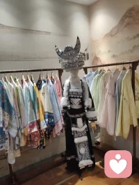 民族衣韵赋！民族的就是世界的！
 
津沽柳青古巷，藏各族风华。入饰衣雅肆，满目华裳罗列，苗银冠饰垂珠琳琅，苗绣裙裾织山河纹样，汉服素袂清雅，各域服饰自成风骨，一衣一饰皆载民族千年记忆。
 
观其形制：银冠叠翠，坠铃轻摇；织锦斑斓，针藏烟火。红衫盛热烈，青布蕴温婉，纹样纳山川鸟兽，配饰凝各族民俗情志。衣袂之间，是一方水土的浪漫，是世代传承的文脉底蕴，斑斓配色错落相映，一眼便摄人心神。
 
心理学有言，多元文化审美可拓宽内心边界，消解狭隘内耗。世人困于重复日常，心绪局促，驻足此间赏各族华服，领略迥异民俗美学，心神得以舒展松弛。每一套衣衫，都是独属于一个民族的温柔叙事，接纳多元之美，便是接纳内心更多维度的安宁。
 
所谓民族者，藏独有的风骨；所谓世界者，容万千种浪漫。一身锦绣承故土文脉，满目斑斓疗俗世焦虑。不必远赴山海寻访风情，古巷衣铺之内，各族风物相融共生，赏民族衣韵，悟兼容之美，让多元温柔抚平心头褶皱，于传统服饰里寻得精神归属与平和自在。配图