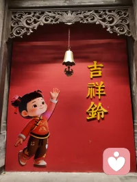 民族衣韵赋！民族的就是世界的！
 
津沽柳青古巷，藏各族风华。入饰衣雅肆，满目华裳罗列，苗银冠饰垂珠琳琅，苗绣裙裾织山河纹样，汉服素袂清雅，各域服饰自成风骨，一衣一饰皆载民族千年记忆。
 
观其形制：银冠叠翠，坠铃轻摇；织锦斑斓，针藏烟火。红衫盛热烈，青布蕴温婉，纹样纳山川鸟兽，配饰凝各族民俗情志。衣袂之间，是一方水土的浪漫，是世代传承的文脉底蕴，斑斓配色错落相映，一眼便摄人心神。
 
心理学有言，多元文化审美可拓宽内心边界，消解狭隘内耗。世人困于重复日常，心绪局促，驻足此间赏各族华服，领略迥异民俗美学，心神得以舒展松弛。每一套衣衫，都是独属于一个民族的温柔叙事，接纳多元之美，便是接纳内心更多维度的安宁。
 
所谓民族者，藏独有的风骨；所谓世界者，容万千种浪漫。一身锦绣承故土文脉，满目斑斓疗俗世焦虑。不必远赴山海寻访风情，古巷衣铺之内，各族风物相融共生，赏民族衣韵，悟兼容之美，让多元温柔抚平心头褶皱，于传统服饰里寻得精神归属与平和自在。配图