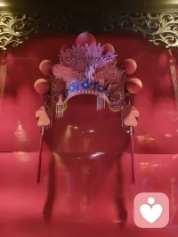 古巷香韵风物赋！
 
津沽杨柳青长街，夜色铺陈，百家风物分列檐下。有戏曲冠冕绮丽敷彩，香肆悬“天佑合香”匾额，古法香囊满架垂芳，瑞狮摆件藏民俗喜气，木牌箴言静立门扉，繁花灯影缀满檐角。
 
观诸风物：凤冠珠翠层叠，映红光而蕴雅致；合香囊纳草木清芬，一嗅便涤荡尘浊；木牌镌素简哲语，字句温润安抚心绪；瑞狮藏市井吉意，艳色消人沉郁。一街之间，声色香韵俱全，目之所遇皆民俗温柔，鼻之所闻皆草木清宁。
 
心理学云，多感官治愈最能疏解内耗。目赏绮丽冠饰、暖巷灯火，鼻纳天然古香，心品简约箴言，多重温和感知层层包裹心神。平日缠身的焦虑紧绷，随香气漫散、风物入眼缓缓消融。不必寻深山静境，此巷烟火器物，便是安放烦忧的疗愈之所。
 
洛神以仙姿慰人眼目，古巷以百味风物安人心魂。制香者守古法以传清宁，造物者雕器物以寄祥和，一字一香一饰，皆藏抚慰人心的力量。踏过这条缀满繁花与古物的街巷，俗世褶皱尽数舒展，只留一身清宁，满心温柔。配图