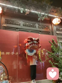 古巷香韵风物赋！
 
津沽杨柳青长街，夜色铺陈，百家风物分列檐下。有戏曲冠冕绮丽敷彩，香肆悬“天佑合香”匾额，古法香囊满架垂芳，瑞狮摆件藏民俗喜气，木牌箴言静立门扉，繁花灯影缀满檐角。
 
观诸风物：凤冠珠翠层叠，映红光而蕴雅致；合香囊纳草木清芬，一嗅便涤荡尘浊；木牌镌素简哲语，字句温润安抚心绪；瑞狮藏市井吉意，艳色消人沉郁。一街之间，声色香韵俱全，目之所遇皆民俗温柔，鼻之所闻皆草木清宁。
 
心理学云，多感官治愈最能疏解内耗。目赏绮丽冠饰、暖巷灯火，鼻纳天然古香，心品简约箴言，多重温和感知层层包裹心神。平日缠身的焦虑紧绷，随香气漫散、风物入眼缓缓消融。不必寻深山静境，此巷烟火器物，便是安放烦忧的疗愈之所。
 
洛神以仙姿慰人眼目，古巷以百味风物安人心魂。制香者守古法以传清宁，造物者雕器物以寄祥和，一字一香一饰，皆藏抚慰人心的力量。踏过这条缀满繁花与古物的街巷，俗世褶皱尽数舒展，只留一身清宁，满心温柔。配图