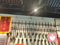 古巷香韵风物赋！
 
津沽杨柳青长街，夜色铺陈，百家风物分列檐下。有戏曲冠冕绮丽敷彩，香肆悬“天佑合香”匾额，古法香囊满架垂芳，瑞狮摆件藏民俗喜气，木牌箴言静立门扉，繁花灯影缀满檐角。
 
观诸风物：凤冠珠翠层叠，映红光而蕴雅致；合香囊纳草木清芬，一嗅便涤荡尘浊；木牌镌素简哲语，字句温润安抚心绪；瑞狮藏市井吉意，艳色消人沉郁。一街之间，声色香韵俱全，目之所遇皆民俗温柔，鼻之所闻皆草木清宁。
 
心理学云，多感官治愈最能疏解内耗。目赏绮丽冠饰、暖巷灯火，鼻纳天然古香，心品简约箴言，多重温和感知层层包裹心神。平日缠身的焦虑紧绷，随香气漫散、风物入眼缓缓消融。不必寻深山静境，此巷烟火器物，便是安放烦忧的疗愈之所。
 
洛神以仙姿慰人眼目，古巷以百味风物安人心魂。制香者守古法以传清宁，造物者雕器物以寄祥和，一字一香一饰，皆藏抚慰人心的力量。踏过这条缀满繁花与古物的街巷，俗世褶皱尽数舒展，只留一身清宁，满心温柔。配图