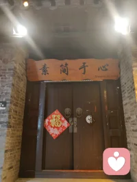 古巷香韵风物赋！
 
津沽杨柳青长街，夜色铺陈，百家风物分列檐下。有戏曲冠冕绮丽敷彩，香肆悬“天佑合香”匾额，古法香囊满架垂芳，瑞狮摆件藏民俗喜气，木牌箴言静立门扉，繁花灯影缀满檐角。
 
观诸风物：凤冠珠翠层叠，映红光而蕴雅致；合香囊纳草木清芬，一嗅便涤荡尘浊；木牌镌素简哲语，字句温润安抚心绪；瑞狮藏市井吉意，艳色消人沉郁。一街之间，声色香韵俱全，目之所遇皆民俗温柔，鼻之所闻皆草木清宁。
 
心理学云，多感官治愈最能疏解内耗。目赏绮丽冠饰、暖巷灯火，鼻纳天然古香，心品简约箴言，多重温和感知层层包裹心神。平日缠身的焦虑紧绷，随香气漫散、风物入眼缓缓消融。不必寻深山静境，此巷烟火器物，便是安放烦忧的疗愈之所。
 
洛神以仙姿慰人眼目，古巷以百味风物安人心魂。制香者守古法以传清宁，造物者雕器物以寄祥和，一字一香一饰，皆藏抚慰人心的力量。踏过这条缀满繁花与古物的街巷，俗世褶皱尽数舒展，只留一身清宁，满心温柔。配图