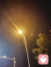 津门夜别赋！
 
津沽夜色沉沉，街灯漫洒金辉，飞桥映水，楼宇凝光。羁旅数日，幸得姐姐阖家相伴，游遍柳青古巷，览尽津门烟火。临别之际，三稚子围坐，轻吟弘一法师《送别》一曲：长亭外，古道边，芳草碧连天。稚声清浅，漫过满城灯火，瞬间消解旅途喧嚣，催起心底万般温软。
 
余本自内蒙远道而来，一身尘扰，满心浮躁。幸有至亲相伴，三餐笑语，街巷同游，孩童天真烂漫，稚音澄澈纯粹。心理学有言，真挚温情可消融内心漂泊孤苦，纯粹孩童之声，是治愈漂泊焦虑最柔软的良方。一曲《送别》，无悲戚离愁，只存相逢相知的暖意。
 
津桥灯火为证，古巷风物为忆。此间相伴，暂忘客途孤寂；一曲清歌，安放辗转心绪。虽明日辞津门，归赴内蒙故土，然今夜灯火、稚子歌声、至亲暖意，长留心底，足以消解前路漂泊之愁。纵关山远隔，此段温柔相逢，永为心灵疗愈之所，岁岁回味，皆得心安。配图