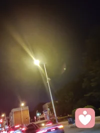 津门夜别赋！
 
津沽夜色沉沉，街灯漫洒金辉，飞桥映水，楼宇凝光。羁旅数日，幸得姐姐阖家相伴，游遍柳青古巷，览尽津门烟火。临别之际，三稚子围坐，轻吟弘一法师《送别》一曲：长亭外，古道边，芳草碧连天。稚声清浅，漫过满城灯火，瞬间消解旅途喧嚣，催起心底万般温软。
 
余本自内蒙远道而来，一身尘扰，满心浮躁。幸有至亲相伴，三餐笑语，街巷同游，孩童天真烂漫，稚音澄澈纯粹。心理学有言，真挚温情可消融内心漂泊孤苦，纯粹孩童之声，是治愈漂泊焦虑最柔软的良方。一曲《送别》，无悲戚离愁，只存相逢相知的暖意。
 
津桥灯火为证，古巷风物为忆。此间相伴，暂忘客途孤寂；一曲清歌，安放辗转心绪。虽明日辞津门，归赴内蒙故土，然今夜灯火、稚子歌声、至亲暖意，长留心底，足以消解前路漂泊之愁。纵关山远隔，此段温柔相逢，永为心灵疗愈之所，岁岁回味，皆得心安。配图
