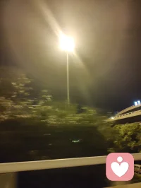 津门夜别赋！
 
津沽夜色沉沉，街灯漫洒金辉，飞桥映水，楼宇凝光。羁旅数日，幸得姐姐阖家相伴，游遍柳青古巷，览尽津门烟火。临别之际，三稚子围坐，轻吟弘一法师《送别》一曲：长亭外，古道边，芳草碧连天。稚声清浅，漫过满城灯火，瞬间消解旅途喧嚣，催起心底万般温软。
 
余本自内蒙远道而来，一身尘扰，满心浮躁。幸有至亲相伴，三餐笑语，街巷同游，孩童天真烂漫，稚音澄澈纯粹。心理学有言，真挚温情可消融内心漂泊孤苦，纯粹孩童之声，是治愈漂泊焦虑最柔软的良方。一曲《送别》，无悲戚离愁，只存相逢相知的暖意。
 
津桥灯火为证，古巷风物为忆。此间相伴，暂忘客途孤寂；一曲清歌，安放辗转心绪。虽明日辞津门，归赴内蒙故土，然今夜灯火、稚子歌声、至亲暖意，长留心底，足以消解前路漂泊之愁。纵关山远隔，此段温柔相逢，永为心灵疗愈之所，岁岁回味，皆得心安。配图