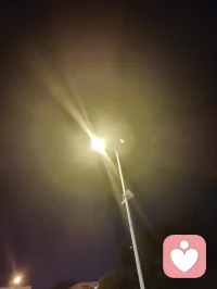 津门夜别赋！
 
津沽夜色沉沉，街灯漫洒金辉，飞桥映水，楼宇凝光。羁旅数日，幸得姐姐阖家相伴，游遍柳青古巷，览尽津门烟火。临别之际，三稚子围坐，轻吟弘一法师《送别》一曲：长亭外，古道边，芳草碧连天。稚声清浅，漫过满城灯火，瞬间消解旅途喧嚣，催起心底万般温软。
 
余本自内蒙远道而来，一身尘扰，满心浮躁。幸有至亲相伴，三餐笑语，街巷同游，孩童天真烂漫，稚音澄澈纯粹。心理学有言，真挚温情可消融内心漂泊孤苦，纯粹孩童之声，是治愈漂泊焦虑最柔软的良方。一曲《送别》，无悲戚离愁，只存相逢相知的暖意。
 
津桥灯火为证，古巷风物为忆。此间相伴，暂忘客途孤寂；一曲清歌，安放辗转心绪。虽明日辞津门，归赴内蒙故土，然今夜灯火、稚子歌声、至亲暖意，长留心底，足以消解前路漂泊之愁。纵关山远隔，此段温柔相逢，永为心灵疗愈之所，岁岁回味，皆得心安。配图