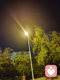 津门夜别赋！
 
津沽夜色沉沉，街灯漫洒金辉，飞桥映水，楼宇凝光。羁旅数日，幸得姐姐阖家相伴，游遍柳青古巷，览尽津门烟火。临别之际，三稚子围坐，轻吟弘一法师《送别》一曲：长亭外，古道边，芳草碧连天。稚声清浅，漫过满城灯火，瞬间消解旅途喧嚣，催起心底万般温软。
 
余本自内蒙远道而来，一身尘扰，满心浮躁。幸有至亲相伴，三餐笑语，街巷同游，孩童天真烂漫，稚音澄澈纯粹。心理学有言，真挚温情可消融内心漂泊孤苦，纯粹孩童之声，是治愈漂泊焦虑最柔软的良方。一曲《送别》，无悲戚离愁，只存相逢相知的暖意。
 
津桥灯火为证，古巷风物为忆。此间相伴，暂忘客途孤寂；一曲清歌，安放辗转心绪。虽明日辞津门，归赴内蒙故土，然今夜灯火、稚子歌声、至亲暖意，长留心底，足以消解前路漂泊之愁。纵关山远隔，此段温柔相逢，永为心灵疗愈之所，岁岁回味，皆得心安。配图