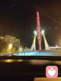 津门夜别赋！
 
津沽夜色沉沉，街灯漫洒金辉，飞桥映水，楼宇凝光。羁旅数日，幸得姐姐阖家相伴，游遍柳青古巷，览尽津门烟火。临别之际，三稚子围坐，轻吟弘一法师《送别》一曲：长亭外，古道边，芳草碧连天。稚声清浅，漫过满城灯火，瞬间消解旅途喧嚣，催起心底万般温软。
 
余本自内蒙远道而来，一身尘扰，满心浮躁。幸有至亲相伴，三餐笑语，街巷同游，孩童天真烂漫，稚音澄澈纯粹。心理学有言，真挚温情可消融内心漂泊孤苦，纯粹孩童之声，是治愈漂泊焦虑最柔软的良方。一曲《送别》，无悲戚离愁，只存相逢相知的暖意。
 
津桥灯火为证，古巷风物为忆。此间相伴，暂忘客途孤寂；一曲清歌，安放辗转心绪。虽明日辞津门，归赴内蒙故土，然今夜灯火、稚子歌声、至亲暖意，长留心底，足以消解前路漂泊之愁。纵关山远隔，此段温柔相逢，永为心灵疗愈之所，岁岁回味，皆得心安。配图
