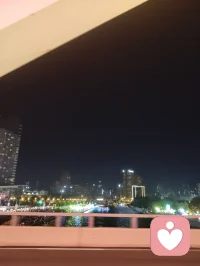津门夜别赋！
 
津沽夜色沉沉，街灯漫洒金辉，飞桥映水，楼宇凝光。羁旅数日，幸得姐姐阖家相伴，游遍柳青古巷，览尽津门烟火。临别之际，三稚子围坐，轻吟弘一法师《送别》一曲：长亭外，古道边，芳草碧连天。稚声清浅，漫过满城灯火，瞬间消解旅途喧嚣，催起心底万般温软。
 
余本自内蒙远道而来，一身尘扰，满心浮躁。幸有至亲相伴，三餐笑语，街巷同游，孩童天真烂漫，稚音澄澈纯粹。心理学有言，真挚温情可消融内心漂泊孤苦，纯粹孩童之声，是治愈漂泊焦虑最柔软的良方。一曲《送别》，无悲戚离愁，只存相逢相知的暖意。
 
津桥灯火为证，古巷风物为忆。此间相伴，暂忘客途孤寂；一曲清歌，安放辗转心绪。虽明日辞津门，归赴内蒙故土，然今夜灯火、稚子歌声、至亲暖意，长留心底，足以消解前路漂泊之愁。纵关山远隔，此段温柔相逢，永为心灵疗愈之所，岁岁回味，皆得心安。配图