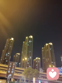 津门夜别赋！
 
津沽夜色沉沉，街灯漫洒金辉，飞桥映水，楼宇凝光。羁旅数日，幸得姐姐阖家相伴，游遍柳青古巷，览尽津门烟火。临别之际，三稚子围坐，轻吟弘一法师《送别》一曲：长亭外，古道边，芳草碧连天。稚声清浅，漫过满城灯火，瞬间消解旅途喧嚣，催起心底万般温软。
 
余本自内蒙远道而来，一身尘扰，满心浮躁。幸有至亲相伴，三餐笑语，街巷同游，孩童天真烂漫，稚音澄澈纯粹。心理学有言，真挚温情可消融内心漂泊孤苦，纯粹孩童之声，是治愈漂泊焦虑最柔软的良方。一曲《送别》，无悲戚离愁，只存相逢相知的暖意。
 
津桥灯火为证，古巷风物为忆。此间相伴，暂忘客途孤寂；一曲清歌，安放辗转心绪。虽明日辞津门，归赴内蒙故土，然今夜灯火、稚子歌声、至亲暖意，长留心底，足以消解前路漂泊之愁。纵关山远隔，此段温柔相逢，永为心灵疗愈之所，岁岁回味，皆得心安。配图