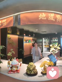 《宇凡津门黔姝渡缘赋》
 
余将辞津沽之津渡，返漠北之穹荒。策尘途以问道，寄行藏于八荒。值午炊之暇晷，步市井而徜徉。忽逢黔岭之淑媛，托生涯于庖堂。
四顾楹闲，宾筵寥落；四壁清寥，财气微茫。瞻彼佳人，秉黔山璞质，含云水柔肠。悯其尘途蹇滞，困于市井一方。
夫大道不隐于嵩岳，真修不离于灶梁。红尘即道场，凡缘皆可匡。余布乾坤纳气之局，斡旋阴阳盈虚之章，借天地造化之力，扶微肆以启隆昌。
伊人感此玄恩，置觞相邀，订佳筵以相将。适逢父亲节令，欲借杯盏，以启稚辈伦常。
巍哉父爱，若崇岳镇地，担岁月风霜；澹哉母慈，若清川流江，润稚子灵光。山水相萦，家道方昌；亲慈子敬，双向相将。人伦和合，本是俗世玄黄，天地修行之纲。
 如期莅肆，景物殊常。昔日萧条之宇，今车马络绎而熙攘。黔姝见余而至，展眉粲然，叩问布局玄方。既纳至道之策，门庭日盛，利禄绵长。
乃荐山海珍馐，奉殷勤之礼，赠冰酪之甘浆。余引诸甥，论华夏食道，慨题曰：一锅烙万象，把酒凌青云。
把酒纵谈，方知闺中怀丘壑，心念黔土穷苍。开一肆而不忘桑梓，捐微利以济寒门童郎。扬黔州风物于畿辅，举乡邦文脉于四方。居市井之隘隅，怀济世之宏量；操商贾之微业，行菩萨之慈航。斯乃入世真仙，尘间圣王。
宴酣兴尽，将别轩堂。伊人馈柿如意之嘉贶，祈岁岁吉康。余揖而答曰：善根深植，商祚永昌，天心眷善，神佛护祥。目送满堂熙攘，烟火腾扬，一缘得渡，心自旷朗。
观斯一席之遇，三重渡化昭彰：解凡夫生计之厄，是为身渡；启仁者济世之心，是为心渡；传后辈人伦至理，是为道渡。
天地漫漫，凡尘万象，举凡微善，皆合穹苍。不必遁迹空山，闭关炼阳；但于烟火世间，广结善缘，扶危开悟，便是大道昭彰。
愿此渡缘佳话，随海河而流长；愿入世行道之旨，历千秋而未央。配图