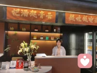 《宇凡津门黔姝渡缘赋》
 
余将辞津沽之津渡，返漠北之穹荒。策尘途以问道，寄行藏于八荒。值午炊之暇晷，步市井而徜徉。忽逢黔岭之淑媛，托生涯于庖堂。
四顾楹闲，宾筵寥落；四壁清寥，财气微茫。瞻彼佳人，秉黔山璞质，含云水柔肠。悯其尘途蹇滞，困于市井一方。
夫大道不隐于嵩岳，真修不离于灶梁。红尘即道场，凡缘皆可匡。余布乾坤纳气之局，斡旋阴阳盈虚之章，借天地造化之力，扶微肆以启隆昌。
伊人感此玄恩，置觞相邀，订佳筵以相将。适逢父亲节令，欲借杯盏，以启稚辈伦常。
巍哉父爱，若崇岳镇地，担岁月风霜；澹哉母慈，若清川流江，润稚子灵光。山水相萦，家道方昌；亲慈子敬，双向相将。人伦和合，本是俗世玄黄，天地修行之纲。
 如期莅肆，景物殊常。昔日萧条之宇，今车马络绎而熙攘。黔姝见余而至，展眉粲然，叩问布局玄方。既纳至道之策，门庭日盛，利禄绵长。
乃荐山海珍馐，奉殷勤之礼，赠冰酪之甘浆。余引诸甥，论华夏食道，慨题曰：一锅烙万象，把酒凌青云。
把酒纵谈，方知闺中怀丘壑，心念黔土穷苍。开一肆而不忘桑梓，捐微利以济寒门童郎。扬黔州风物于畿辅，举乡邦文脉于四方。居市井之隘隅，怀济世之宏量；操商贾之微业，行菩萨之慈航。斯乃入世真仙，尘间圣王。
宴酣兴尽，将别轩堂。伊人馈柿如意之嘉贶，祈岁岁吉康。余揖而答曰：善根深植，商祚永昌，天心眷善，神佛护祥。目送满堂熙攘，烟火腾扬，一缘得渡，心自旷朗。
观斯一席之遇，三重渡化昭彰：解凡夫生计之厄，是为身渡；启仁者济世之心，是为心渡；传后辈人伦至理，是为道渡。
天地漫漫，凡尘万象，举凡微善，皆合穹苍。不必遁迹空山，闭关炼阳；但于烟火世间，广结善缘，扶危开悟，便是大道昭彰。
愿此渡缘佳话，随海河而流长；愿入世行道之旨，历千秋而未央。配图