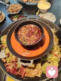 《宇凡津门黔姝渡缘赋》
 
余将辞津沽之津渡，返漠北之穹荒。策尘途以问道，寄行藏于八荒。值午炊之暇晷，步市井而徜徉。忽逢黔岭之淑媛，托生涯于庖堂。
四顾楹闲，宾筵寥落；四壁清寥，财气微茫。瞻彼佳人，秉黔山璞质，含云水柔肠。悯其尘途蹇滞，困于市井一方。
夫大道不隐于嵩岳，真修不离于灶梁。红尘即道场，凡缘皆可匡。余布乾坤纳气之局，斡旋阴阳盈虚之章，借天地造化之力，扶微肆以启隆昌。
伊人感此玄恩，置觞相邀，订佳筵以相将。适逢父亲节令，欲借杯盏，以启稚辈伦常。
巍哉父爱，若崇岳镇地，担岁月风霜；澹哉母慈，若清川流江，润稚子灵光。山水相萦，家道方昌；亲慈子敬，双向相将。人伦和合，本是俗世玄黄，天地修行之纲。
 如期莅肆，景物殊常。昔日萧条之宇，今车马络绎而熙攘。黔姝见余而至，展眉粲然，叩问布局玄方。既纳至道之策，门庭日盛，利禄绵长。
乃荐山海珍馐，奉殷勤之礼，赠冰酪之甘浆。余引诸甥，论华夏食道，慨题曰：一锅烙万象，把酒凌青云。
把酒纵谈，方知闺中怀丘壑，心念黔土穷苍。开一肆而不忘桑梓，捐微利以济寒门童郎。扬黔州风物于畿辅，举乡邦文脉于四方。居市井之隘隅，怀济世之宏量；操商贾之微业，行菩萨之慈航。斯乃入世真仙，尘间圣王。
宴酣兴尽，将别轩堂。伊人馈柿如意之嘉贶，祈岁岁吉康。余揖而答曰：善根深植，商祚永昌，天心眷善，神佛护祥。目送满堂熙攘，烟火腾扬，一缘得渡，心自旷朗。
观斯一席之遇，三重渡化昭彰：解凡夫生计之厄，是为身渡；启仁者济世之心，是为心渡；传后辈人伦至理，是为道渡。
天地漫漫，凡尘万象，举凡微善，皆合穹苍。不必遁迹空山，闭关炼阳；但于烟火世间，广结善缘，扶危开悟，便是大道昭彰。
愿此渡缘佳话，随海河而流长；愿入世行道之旨，历千秋而未央。配图