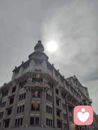 宇凡红尘渡世歌行！
 
挥手津门向朔荒，红尘踏道走八荒。
偶逢黔女遭尘困，一掌玄机振店堂。
借酒开言明孝道，如山父爱水慈长。
胸怀故土施仁善，身落庖厨亦栋梁。
一席珍馐谈壮志，半生侠义护贫郎。
凡尘处处修真境，不必空山伴月光。
随缘点化苍生渡，大道千秋自浩荡。配图