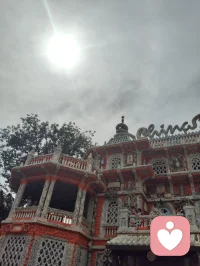 《瓷筑山河，心藏中国梦》
 残瓷叠翠筑津楼，碎釉凝光载国猷。
一念藏怀天下梦，千重碎片证心修。
一座由碎瓷、古佛、老瓷片拼接而成的房子，像极了我们每个人的内心。那些破碎过的碎片没有被丢弃，反而层层堆叠，拼凑出独一份的盛大美学。这正是心理学中「重构自我叙事」的真谛：创伤、遗憾、残缺从不是人生终点，我们永远拥有整合自身过往、重塑生命底色的力量。
 世人总执着光滑无瑕的完美标准，可大道从无全然圆满之物，天地万物本就是残片相合、阴阳共生。肉身与心念亦同这瓷楼一般，过往伤痕、执念褶皱、情绪裂痕，皆是淬炼本心的道材，不必刻意剔除、强行抹平。而这座津门瓷屋更藏赤子丹心，门楣瓷塑“中国梦”三字、屋顶红星与千米瓷龙，以亿万古瓷碎片诉说华夏文脉，一房砖瓦，尽是家国赤诚。
 红尘修行，本质便是借世间残缺修自在心境。碎瓷成楼，残像筑心，所有受过的破碎、放不下的过往，不必抗拒回避，安然接纳、顺道容纳，层层沉淀之后，自会凝成独属于自己的璀璨风骨。接纳全部不完整，放下对完美的执念，方见本心圆满，抵达无缺道境；一己之心通达天地，一室瓷光映照山河，小我修心圆满，大梦家国长兴。配图