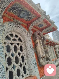 《瓷筑山河，心藏中国梦》
 残瓷叠翠筑津楼，碎釉凝光载国猷。
一念藏怀天下梦，千重碎片证心修。
一座由碎瓷、古佛、老瓷片拼接而成的房子，像极了我们每个人的内心。那些破碎过的碎片没有被丢弃，反而层层堆叠，拼凑出独一份的盛大美学。这正是心理学中「重构自我叙事」的真谛：创伤、遗憾、残缺从不是人生终点，我们永远拥有整合自身过往、重塑生命底色的力量。
 世人总执着光滑无瑕的完美标准，可大道从无全然圆满之物，天地万物本就是残片相合、阴阳共生。肉身与心念亦同这瓷楼一般，过往伤痕、执念褶皱、情绪裂痕，皆是淬炼本心的道材，不必刻意剔除、强行抹平。而这座津门瓷屋更藏赤子丹心，门楣瓷塑“中国梦”三字、屋顶红星与千米瓷龙，以亿万古瓷碎片诉说华夏文脉，一房砖瓦，尽是家国赤诚。
 红尘修行，本质便是借世间残缺修自在心境。碎瓷成楼，残像筑心，所有受过的破碎、放不下的过往，不必抗拒回避，安然接纳、顺道容纳，层层沉淀之后，自会凝成独属于自己的璀璨风骨。接纳全部不完整，放下对完美的执念，方见本心圆满，抵达无缺道境；一己之心通达天地，一室瓷光映照山河，小我修心圆满，大梦家国长兴。配图