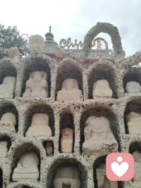 《瓷筑山河，心藏中国梦》
 残瓷叠翠筑津楼，碎釉凝光载国猷。
一念藏怀天下梦，千重碎片证心修。
一座由碎瓷、古佛、老瓷片拼接而成的房子，像极了我们每个人的内心。那些破碎过的碎片没有被丢弃，反而层层堆叠，拼凑出独一份的盛大美学。这正是心理学中「重构自我叙事」的真谛：创伤、遗憾、残缺从不是人生终点，我们永远拥有整合自身过往、重塑生命底色的力量。
 世人总执着光滑无瑕的完美标准，可大道从无全然圆满之物，天地万物本就是残片相合、阴阳共生。肉身与心念亦同这瓷楼一般，过往伤痕、执念褶皱、情绪裂痕，皆是淬炼本心的道材，不必刻意剔除、强行抹平。而这座津门瓷屋更藏赤子丹心，门楣瓷塑“中国梦”三字、屋顶红星与千米瓷龙，以亿万古瓷碎片诉说华夏文脉，一房砖瓦，尽是家国赤诚。
 红尘修行，本质便是借世间残缺修自在心境。碎瓷成楼，残像筑心，所有受过的破碎、放不下的过往，不必抗拒回避，安然接纳、顺道容纳，层层沉淀之后，自会凝成独属于自己的璀璨风骨。接纳全部不完整，放下对完美的执念，方见本心圆满，抵达无缺道境；一己之心通达天地，一室瓷光映照山河，小我修心圆满，大梦家国长兴。配图
