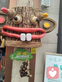 漫步津门街巷，旗袍藏温婉，老街裹烟火。
人间琳琅百态，皆是修心道场。
闹市喧嚣是心的试炼，寻常烟火藏温柔解药。
慢看市井风光，接纳内心起伏，与自己温柔和解。配图