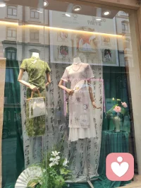 漫步津门街巷，旗袍藏温婉，老街裹烟火。
人间琳琅百态，皆是修心道场。
闹市喧嚣是心的试炼，寻常烟火藏温柔解药。
慢看市井风光，接纳内心起伏，与自己温柔和解。配图
