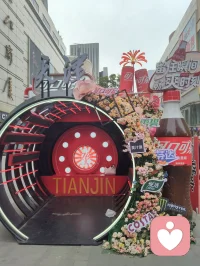 漫步津门街巷，旗袍藏温婉，老街裹烟火。
人间琳琅百态，皆是修心道场。
闹市喧嚣是心的试炼，寻常烟火藏温柔解药。
慢看市井风光，接纳内心起伏，与自己温柔和解。配图