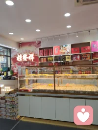 漫步津门街巷，旗袍藏温婉，老街裹烟火。
人间琳琅百态，皆是修心道场。
闹市喧嚣是心的试炼，寻常烟火藏温柔解药。
慢看市井风光，接纳内心起伏，与自己温柔和解。配图