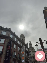 漫步津门街巷，旗袍藏温婉，老街裹烟火。
人间琳琅百态，皆是修心道场。
闹市喧嚣是心的试炼，寻常烟火藏温柔解药。
慢看市井风光，接纳内心起伏，与自己温柔和解。配图