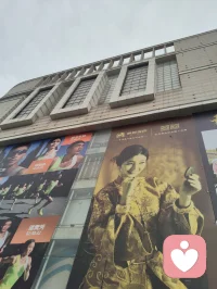 漫步津门街巷，旗袍藏温婉，老街裹烟火。
人间琳琅百态，皆是修心道场。
闹市喧嚣是心的试炼，寻常烟火藏温柔解药。
慢看市井风光，接纳内心起伏，与自己温柔和解。配图