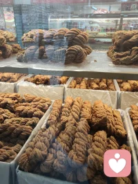 满柜松软面包是治愈情绪的小魔法，
心理学说甜食能抚平心里的小委屈。
一口温热碳水，把所有不开心都融化掉啦！
谁能拒绝一整柜香香软软的面包呀！
温热碳水自带治愈buff，低落焦虑的时候，
味蕾被香甜包裹，紧绷的心也慢慢松弛下来。
简单的美食，就是安抚情绪最简单的小温柔。配图