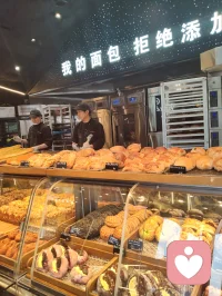 满柜松软面包是治愈情绪的小魔法，
心理学说甜食能抚平心里的小委屈。
一口温热碳水，把所有不开心都融化掉啦！
谁能拒绝一整柜香香软软的面包呀！
温热碳水自带治愈buff，低落焦虑的时候，
味蕾被香甜包裹，紧绷的心也慢慢松弛下来。
简单的美食，就是安抚情绪最简单的小温柔。配图