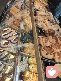 满柜松软面包是治愈情绪的小魔法，
心理学说甜食能抚平心里的小委屈。
一口温热碳水，把所有不开心都融化掉啦！
谁能拒绝一整柜香香软软的面包呀！
温热碳水自带治愈buff，低落焦虑的时候，
味蕾被香甜包裹，紧绷的心也慢慢松弛下来。
简单的美食，就是安抚情绪最简单的小温柔。配图