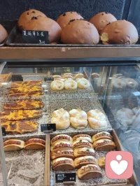 满柜松软面包是治愈情绪的小魔法，
心理学说甜食能抚平心里的小委屈。
一口温热碳水，把所有不开心都融化掉啦！
谁能拒绝一整柜香香软软的面包呀！
温热碳水自带治愈buff，低落焦虑的时候，
味蕾被香甜包裹，紧绷的心也慢慢松弛下来。
简单的美食，就是安抚情绪最简单的小温柔。配图
