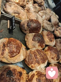 满柜松软面包是治愈情绪的小魔法，
心理学说甜食能抚平心里的小委屈。
一口温热碳水，把所有不开心都融化掉啦！
谁能拒绝一整柜香香软软的面包呀！
温热碳水自带治愈buff，低落焦虑的时候，
味蕾被香甜包裹，紧绷的心也慢慢松弛下来。
简单的美食，就是安抚情绪最简单的小温柔。配图