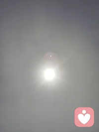 宇凡红尘全真心悟｜以日光证本心！
 
天地悬日，人人心底自有一轮纯阳明光。
世人皆谓修行当隐于深山，避绝尘缘，余三十余载红尘炼心方悟：市井烟火，才是全真第一鼎炉。
情爱纠葛、人际是非、得失荣辱，皆为磨心砺石；焦虑内耗、执念贪嗔，尽是照见本性明镜。所谓全真，全自身本真，不逃苦难，不避情缘，于万般拉扯里守住一点先天清光。
杂念如薄雾遮日，不必强斩，只需静观不随；情缘乃借假修真道场，相逢不必痴缠，别离无需生怨。向外求索，心永漂泊；向内观照，自性长明。
修纯阳以固气血，观本心以净神魂，不争谤誉，不执悲欢。顺境守谦卑，困厄持静定，寻常一呼一吸，皆是证道功课。
大道至简，唯有向阳而生。心中存光，则万般心魔皆可渡；心藏正道，人间烟火尽是洞天。
不必远寻仙山，此生红尘，便是渡己渡人之道场。
愿同修皆能拂去心头尘雾，照见自身万古长明之日。配图