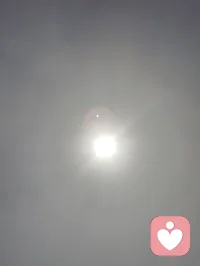 宇凡红尘全真心悟｜以日光证本心！
 
天地悬日，人人心底自有一轮纯阳明光。
世人皆谓修行当隐于深山，避绝尘缘，余三十余载红尘炼心方悟：市井烟火，才是全真第一鼎炉。
情爱纠葛、人际是非、得失荣辱，皆为磨心砺石；焦虑内耗、执念贪嗔，尽是照见本性明镜。所谓全真，全自身本真，不逃苦难，不避情缘，于万般拉扯里守住一点先天清光。
杂念如薄雾遮日，不必强斩，只需静观不随；情缘乃借假修真道场，相逢不必痴缠，别离无需生怨。向外求索，心永漂泊；向内观照，自性长明。
修纯阳以固气血，观本心以净神魂，不争谤誉，不执悲欢。顺境守谦卑，困厄持静定，寻常一呼一吸，皆是证道功课。
大道至简，唯有向阳而生。心中存光，则万般心魔皆可渡；心藏正道，人间烟火尽是洞天。
不必远寻仙山，此生红尘，便是渡己渡人之道场。
愿同修皆能拂去心头尘雾，照见自身万古长明之日。配图