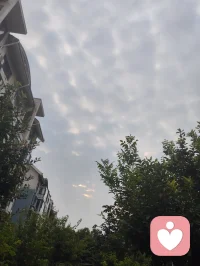 真正的倾听从不是无休无止的倾诉宣泄，疗愈的终点是内心圆融自洽。医者修心，守住边界，剥离自身纷扰，助他人与自我和解，才是长久的温柔。以此自省，与同路人共勉。宇凡心怀光明，何处不是彩云间！配图