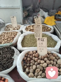 前几日同家姐初逛津门大集，市井烟火漫卷，各类生鲜杂货铺排开来，行至一处香料摊铺便驻足停留。铺子里分门别类码放着数十味本草香料，袋装、筐装整齐陈列，丁香颗颗饱满醇厚，温中和胃、降逆散寒；肉蔻圆润紧实，能温中健脾、舒缓郁结；白芷切片莹白，疏风祛湿、调和气血；草果褐实厚重，燥湿除胀、理顺脏腑；还有花椒、八角、小茴香、良姜、桂皮等寻常调味之物，各承天地草木之气，各司调养身心之效。与摊主闲谈半晌，才知晓他乃是中医世家流落市井的一脉后人，世代深谙医食同源古法，守着一方小摊，把本草藏进人间烟火。自古医、食本出同源，上古先贤便定下药食同调的古方法度，从来没有割裂的药与饭，更深藏本草君臣配伍之理，膳中调味，如同汤药开方，自有君、臣、佐、使制衡之道。君药为主，专调脏腑核心症结；臣药辅之，拓宽滋养脉络；佐药调和寒热、化解偏颇；使药引药性通达周身，哪怕是一盘家常菜肴，配伍失衡便会壅滞气机，配伍相合则润物无声调养身心，这便是医药同宗互通的底层道妙。世人总以为疗愈身心要寻名贵汤药、深山灵草，却忽略每日三餐入口的草木香辛，便是最温和、最贴近凡俗众生的调理良方。香料入膳，辛甘酸苦咸五味入五脏，潜移默化调和气血、疏解情志淤堵，躯体安和，心神自然安定，寻常餐桌之上，藏着养护身心的无上良药，不必刻意求诊问药，日常一饭一蔬，皆是修身养性的法门。
辩证观之，药食同源自有长短：其优在于润物无形，无猛药攻伐之烈，适合普通人长久养护、疏解日常情志躯体淤堵；其弊在于力道缓和，若沉疴顽疾、深重内耗，仅靠膳食香料难除根源，需汤药、心法相辅，不可偏执一法。我同摊主细细拆解每一味香料的完整功效，提笔为他补全注解，以大宗师道心阐释医理君臣之道，点化他心中困惑。我同他言道，不必觉得守着集市小摊便轻贱了传承，红尘从无捷径修行，庙堂行医是济世，市井摆摊亦是渡人。我辈全真修行人，不避烟火、不离凡俗，于人间百态中炼心，于市井草木间悟道，这才是红尘全真的大修为。潜心传扬本草古法，把药食同源、君臣配伍的道理带给往来百姓，让中医智慧扎根寻常百姓家，便是积攒无量善缘，是落地生根的修行。
推崇古法医理，坚守医药同宗、君臣制衡的本源，不必遁入深山隔绝人间，在烟火集市里守一脉传承，以草木本草安抚往来食客身心，以本心善意渡化身边众生，结下世间善缘，于琐碎凡尘中修持全真道心，便是我辈红尘全真修行者毕生所求的大道。配图