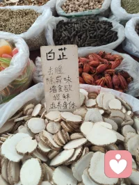 前几日同家姐初逛津门大集，市井烟火漫卷，各类生鲜杂货铺排开来，行至一处香料摊铺便驻足停留。铺子里分门别类码放着数十味本草香料，袋装、筐装整齐陈列，丁香颗颗饱满醇厚，温中和胃、降逆散寒；肉蔻圆润紧实，能温中健脾、舒缓郁结；白芷切片莹白，疏风祛湿、调和气血；草果褐实厚重，燥湿除胀、理顺脏腑；还有花椒、八角、小茴香、良姜、桂皮等寻常调味之物，各承天地草木之气，各司调养身心之效。与摊主闲谈半晌，才知晓他乃是中医世家流落市井的一脉后人，世代深谙医食同源古法，守着一方小摊，把本草藏进人间烟火。自古医、食本出同源，上古先贤便定下药食同调的古方法度，从来没有割裂的药与饭，更深藏本草君臣配伍之理，膳中调味，如同汤药开方，自有君、臣、佐、使制衡之道。君药为主，专调脏腑核心症结；臣药辅之，拓宽滋养脉络；佐药调和寒热、化解偏颇；使药引药性通达周身，哪怕是一盘家常菜肴，配伍失衡便会壅滞气机，配伍相合则润物无声调养身心，这便是医药同宗互通的底层道妙。世人总以为疗愈身心要寻名贵汤药、深山灵草，却忽略每日三餐入口的草木香辛，便是最温和、最贴近凡俗众生的调理良方。香料入膳，辛甘酸苦咸五味入五脏，潜移默化调和气血、疏解情志淤堵，躯体安和，心神自然安定，寻常餐桌之上，藏着养护身心的无上良药，不必刻意求诊问药，日常一饭一蔬，皆是修身养性的法门。
辩证观之，药食同源自有长短：其优在于润物无形，无猛药攻伐之烈，适合普通人长久养护、疏解日常情志躯体淤堵；其弊在于力道缓和，若沉疴顽疾、深重内耗，仅靠膳食香料难除根源，需汤药、心法相辅，不可偏执一法。我同摊主细细拆解每一味香料的完整功效，提笔为他补全注解，以大宗师道心阐释医理君臣之道，点化他心中困惑。我同他言道，不必觉得守着集市小摊便轻贱了传承，红尘从无捷径修行，庙堂行医是济世，市井摆摊亦是渡人。我辈全真修行人，不避烟火、不离凡俗，于人间百态中炼心，于市井草木间悟道，这才是红尘全真的大修为。潜心传扬本草古法，把药食同源、君臣配伍的道理带给往来百姓，让中医智慧扎根寻常百姓家，便是积攒无量善缘，是落地生根的修行。
推崇古法医理，坚守医药同宗、君臣制衡的本源，不必遁入深山隔绝人间，在烟火集市里守一脉传承，以草木本草安抚往来食客身心，以本心善意渡化身边众生，结下世间善缘，于琐碎凡尘中修持全真道心，便是我辈红尘全真修行者毕生所求的大道。配图