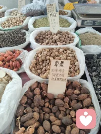 前几日同家姐初逛津门大集，市井烟火漫卷，各类生鲜杂货铺排开来，行至一处香料摊铺便驻足停留。铺子里分门别类码放着数十味本草香料，袋装、筐装整齐陈列，丁香颗颗饱满醇厚，温中和胃、降逆散寒；肉蔻圆润紧实，能温中健脾、舒缓郁结；白芷切片莹白，疏风祛湿、调和气血；草果褐实厚重，燥湿除胀、理顺脏腑；还有花椒、八角、小茴香、良姜、桂皮等寻常调味之物，各承天地草木之气，各司调养身心之效。与摊主闲谈半晌，才知晓他乃是中医世家流落市井的一脉后人，世代深谙医食同源古法，守着一方小摊，把本草藏进人间烟火。自古医、食本出同源，上古先贤便定下药食同调的古方法度，从来没有割裂的药与饭，更深藏本草君臣配伍之理，膳中调味，如同汤药开方，自有君、臣、佐、使制衡之道。君药为主，专调脏腑核心症结；臣药辅之，拓宽滋养脉络；佐药调和寒热、化解偏颇；使药引药性通达周身，哪怕是一盘家常菜肴，配伍失衡便会壅滞气机，配伍相合则润物无声调养身心，这便是医药同宗互通的底层道妙。世人总以为疗愈身心要寻名贵汤药、深山灵草，却忽略每日三餐入口的草木香辛，便是最温和、最贴近凡俗众生的调理良方。香料入膳，辛甘酸苦咸五味入五脏，潜移默化调和气血、疏解情志淤堵，躯体安和，心神自然安定，寻常餐桌之上，藏着养护身心的无上良药，不必刻意求诊问药，日常一饭一蔬，皆是修身养性的法门。
辩证观之，药食同源自有长短：其优在于润物无形，无猛药攻伐之烈，适合普通人长久养护、疏解日常情志躯体淤堵；其弊在于力道缓和，若沉疴顽疾、深重内耗，仅靠膳食香料难除根源，需汤药、心法相辅，不可偏执一法。我同摊主细细拆解每一味香料的完整功效，提笔为他补全注解，以大宗师道心阐释医理君臣之道，点化他心中困惑。我同他言道，不必觉得守着集市小摊便轻贱了传承，红尘从无捷径修行，庙堂行医是济世，市井摆摊亦是渡人。我辈全真修行人，不避烟火、不离凡俗，于人间百态中炼心，于市井草木间悟道，这才是红尘全真的大修为。潜心传扬本草古法，把药食同源、君臣配伍的道理带给往来百姓，让中医智慧扎根寻常百姓家，便是积攒无量善缘，是落地生根的修行。
推崇古法医理，坚守医药同宗、君臣制衡的本源，不必遁入深山隔绝人间，在烟火集市里守一脉传承，以草木本草安抚往来食客身心，以本心善意渡化身边众生，结下世间善缘，于琐碎凡尘中修持全真道心，便是我辈红尘全真修行者毕生所求的大道。配图