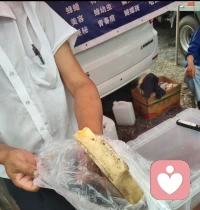 津门逢集，烟火盈衢，偶遇山野老蜂人设摊，罐筐满盛原蜜、上品黄蜡。余素通晓黄蜡摊鸡蛋传世秘法，上前寻购蜂蜡，蜂人见我深知此物药性肌理，特意为我拣选凝练纯阳的净蜡，二人驻足闲谈，畅论蜂属本草通玄之妙。
 
老蜂人娓娓道来终年追花采蜜的劳苦，逐四季山花，历风霜寒暑，世人只贪蜜浆甘甜，罕知黄蜡、蜂王浆蕴藏天地至纯阳气。我为其拆解深层医理：蜂群朝承旭日繁花，通体吸纳太阳纯阳元气，蜂王浆滋养精血，黄蜡温润归脾，二者皆是世间难得温补之品。蜂人听罢句句通透精微，满心惊叹，直言我绝非市井凡夫。我只淡然自叙寻常之人，他却连连摇头，称谈吐藏通玄医道，必是隐世修行之士。
 
我体恤养蜂生涯清苦，当场作《养蜂人歌》相赠，蜂人感念知己相逢，执意取出自留最纯粹的上等黄蜡相赠。我不肯白受馈赠，足额奉上资财，分毫不肯占人便宜，就此结一段红尘善缘。
 
此方黄蜡摊鸡蛋，源自吾家姥姥。姥姥本为八旗清贵名门之女，饱读医经，隐于乡野，是世人称颂的陆地神仙杏林圣手。此方借蜂蜡纯阳之力佐鸡蛋入膳，温而不燥，男女皆可服食，专攻女子宫寒沉寒，温养元阳、健运脾胃，调顺周身气血，效力独到。寻常服食可消解体寒郁结，循姥姥完整古法配伍调制，更能调和胞宫，助子嗣圆满。
 
我亲传此方予身边诸多友人、权贵、往来访客，四方人士皆来求取调理。我自有先天异能，出外洽谈世事、周旋权贵，往来高门如踏平地，人人敬我通玄医道；可我本心更愿以此民间良方渡化寻常百姓，普惠温补养护之法。
 
凡求子嗣之人，旁人照方操作难见奇效，唯独经我亲手调和配伍，方能贯通阴阳气机，随心所愿，求男得男，求女得女，双生子嗣亦能顺遂成全，此中玄妙，唯有我能尽数驾驭。此方不只是日常躯体疗愈之法，更是调和人伦、圆满家宅的纯阳大道。昔年姥姥凭一蜡一蛋救治数千寒症女子，成全无数破碎家庭；如今我承这份杏林善念，广传古法，以草木蜂虫之药力安抚众生躯体，圆满万家烟火，于市井相逢中结善缘、传医道，便是红尘全真炼心、济世渡人的根本修行。配图
