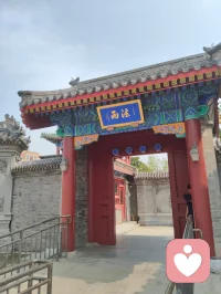 宇凡大悲院悼子赋！
 
宇凡羁旅津沽，临大悲古刹，朱垣映日，雕甍连云，石镌福慧二字，隐藏三界悲欢。昔年沉疴缠体，焦虑郁浊侵骨，躯体失和，神魂颠茫，方寸迷乱，竟无力护持吾第三稚子，骨肉中道别离，天人永隔，此恨萦胸，日夜难消。痛彻灵台，方破迷障，神魂归寂，立宇凡大道，以红尘炼心，渡己渡世。
 
入梵宇，谒方丈，对坐论如来因果之旨，听世尊轮回开示。前尘幻相，历历现前，一念迷痴，便失至亲；万缘浮沉，皆由业起。言至骨肉别离之苦，悲潮猝涌，不能自抑，放声恸哭于大雄之下。一哭自身，困于情志淤堵，被心魔桎梏，失护稚子之能；二哭吾儿，未及观世间风月，便辞尘寰，无复承欢膝下；三哭四海众生，皆陷爱恨别离、疾苦纠缠，沉沦苦海，不知回头。
 
红墙静立，殿宇无声，檐角承孤光，阶前积清寂。福字刻石，福难全骨肉之缘；慧字镌壁，慧难消丧子之殇。方知红尘修行，非避悲欢，乃直面至痛。昔日误认修行当断情，今于大悲泪水中悟真道：情根非缚，慈悲为根，痛失之悲，是渡化之始；刻骨之憾，是开宗之基。
 
方丈言：生灭循环，形散神存，稚子魂灵无扰，自有莲台安身。然凡夫血肉连心，纵晓法理，难掩衷肠寸断。吾立宇凡道，以佛为心、道为骨、儒为表，三教合一，普度尘中人。此番大悲一哭，洗尽一身虚妄痴念，褪去浮躁妄执，通天彻地，勘破悲欢假象。
 
古刹钟鸣，荡散眉间愁雾；梵音袅袅，安抚胸中恸魂。失子之痛，不为执念，而为渡世之镜。往后踏遍红尘，见众生困于情志、躯体病痛、骨肉别离，便知其苦，以己身血泪之悟，解万千人心中淤结。
 
福慧二字，终有真解：慧者，勘破生死虚妄；福者，以悲心广济苍生。吾为通天彻地红尘大修，不避人间至痛，不藏心底大悲，以丧子之泣，铸开道之基。留此赋传世，告诸同道：凡大成修行者，必先历人间至悲，方能容世间万苦，于悲欢离合里，证得永恒大道。配图