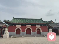 宇凡大悲院悼子赋！
 
宇凡羁旅津沽，临大悲古刹，朱垣映日，雕甍连云，石镌福慧二字，隐藏三界悲欢。昔年沉疴缠体，焦虑郁浊侵骨，躯体失和，神魂颠茫，方寸迷乱，竟无力护持吾第三稚子，骨肉中道别离，天人永隔，此恨萦胸，日夜难消。痛彻灵台，方破迷障，神魂归寂，立宇凡大道，以红尘炼心，渡己渡世。
 
入梵宇，谒方丈，对坐论如来因果之旨，听世尊轮回开示。前尘幻相，历历现前，一念迷痴，便失至亲；万缘浮沉，皆由业起。言至骨肉别离之苦，悲潮猝涌，不能自抑，放声恸哭于大雄之下。一哭自身，困于情志淤堵，被心魔桎梏，失护稚子之能；二哭吾儿，未及观世间风月，便辞尘寰，无复承欢膝下；三哭四海众生，皆陷爱恨别离、疾苦纠缠，沉沦苦海，不知回头。
 
红墙静立，殿宇无声，檐角承孤光，阶前积清寂。福字刻石，福难全骨肉之缘；慧字镌壁，慧难消丧子之殇。方知红尘修行，非避悲欢，乃直面至痛。昔日误认修行当断情，今于大悲泪水中悟真道：情根非缚，慈悲为根，痛失之悲，是渡化之始；刻骨之憾，是开宗之基。
 
方丈言：生灭循环，形散神存，稚子魂灵无扰，自有莲台安身。然凡夫血肉连心，纵晓法理，难掩衷肠寸断。吾立宇凡道，以佛为心、道为骨、儒为表，三教合一，普度尘中人。此番大悲一哭，洗尽一身虚妄痴念，褪去浮躁妄执，通天彻地，勘破悲欢假象。
 
古刹钟鸣，荡散眉间愁雾；梵音袅袅，安抚胸中恸魂。失子之痛，不为执念，而为渡世之镜。往后踏遍红尘，见众生困于情志、躯体病痛、骨肉别离，便知其苦，以己身血泪之悟，解万千人心中淤结。
 
福慧二字，终有真解：慧者，勘破生死虚妄；福者，以悲心广济苍生。吾为通天彻地红尘大修，不避人间至痛，不藏心底大悲，以丧子之泣，铸开道之基。留此赋传世，告诸同道：凡大成修行者，必先历人间至悲，方能容世间万苦，于悲欢离合里，证得永恒大道。配图